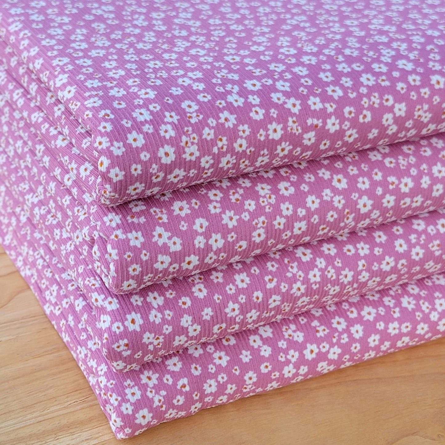 Yummy Rib Pink Base Small Daisies Print