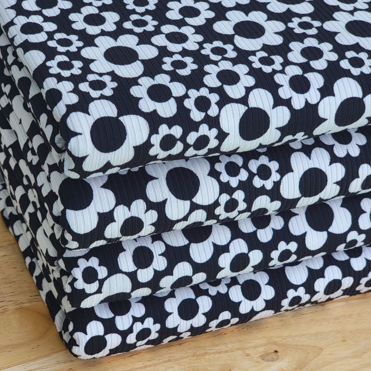 4x2 Yummy Rib Black & White Retro Daisies Print