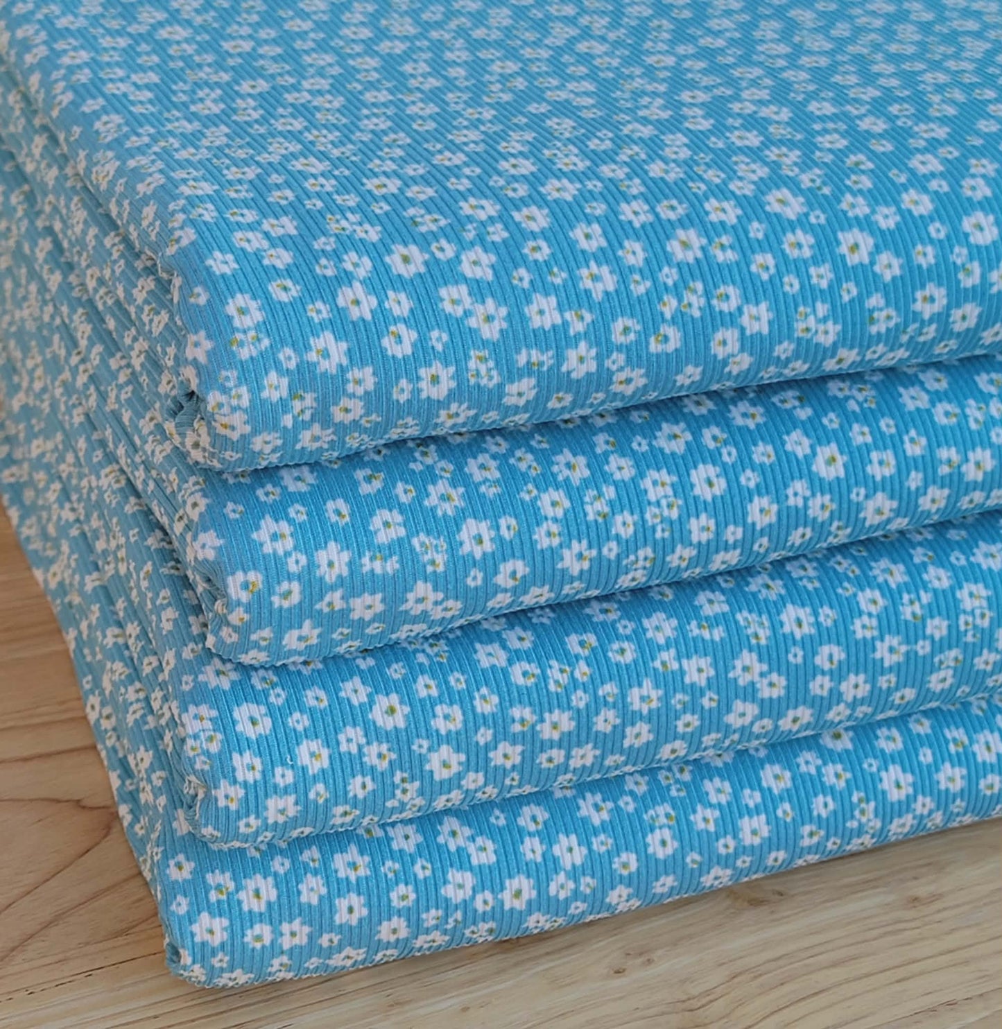 Yummy Rib Turquoise Base Small Daisies Print